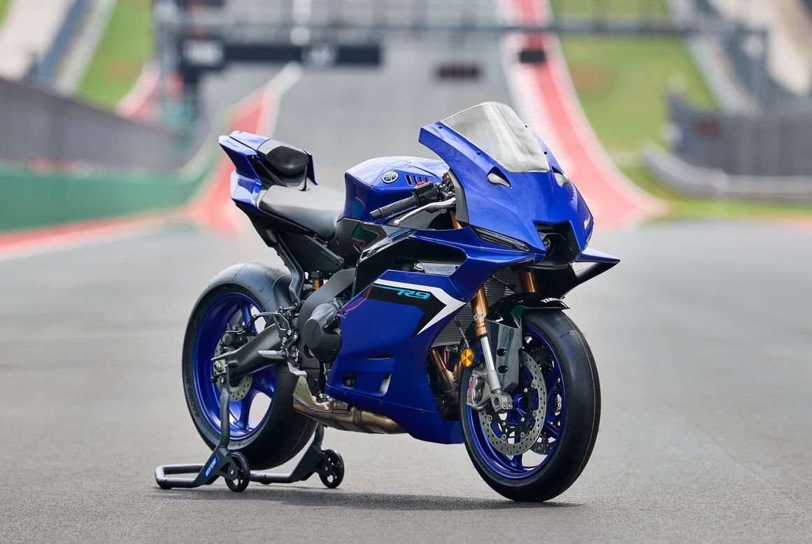 Yamaha's new R9: tackling the street and the track